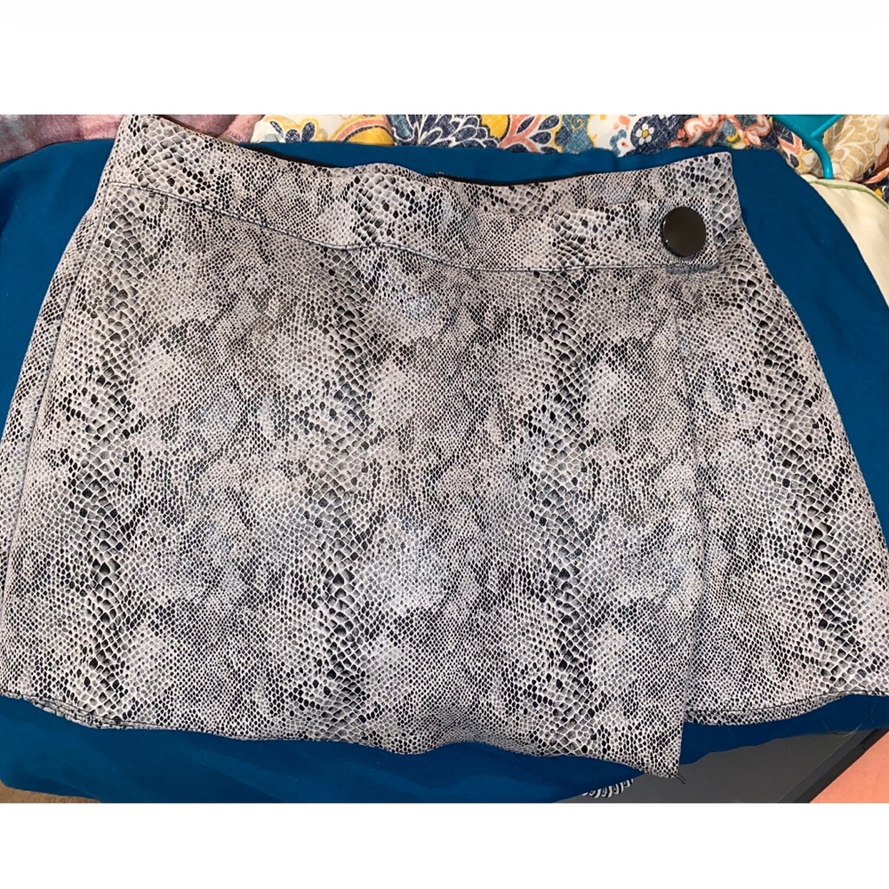 Snakeskin skort